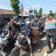Polisi Peduli: Polres Bondowoso Berbagi Air Minum kepada Warga yang Antri di SPBU