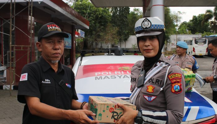 Polwan Cantik Bagikan Ratusan Minuman Segar Dibagikan Untuk Pengantri BBM di SPBU