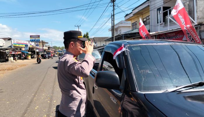 Sambut HUT RI ke-80, Polsek Pagar Alam Selatan Bagikan Bendera Merah Putih di Simpang Mannak