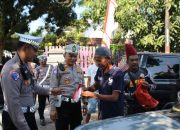 Satlantas Polres Bondowoso Bagikan Bendera Merah Putih di Pasar Hewan