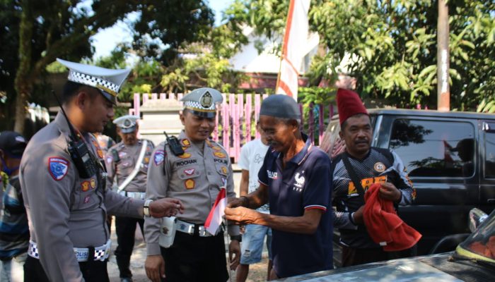 Satlantas Polres Bondowoso Bagikan Bendera Merah Putih di Pasar Hewan