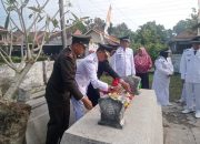 Forkopimca dan Kades se-Kedungjajang Nyekar ke makam R.M. Singowiguno Sebelum Upacara Bendera