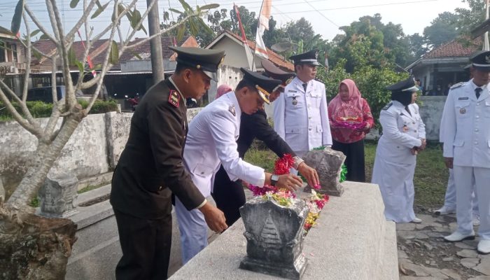 Forkopimca dan Kades se-Kedungjajang Nyekar ke makam R.M. Singowiguno Sebelum Upacara Bendera