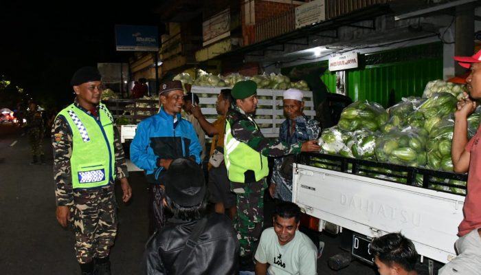 Prajurit Kodim 0822 dan Banser Hadir di Pasar Induk, Pedagang dan Warga Nyaman Saat Aktivitas Bongkar Muat