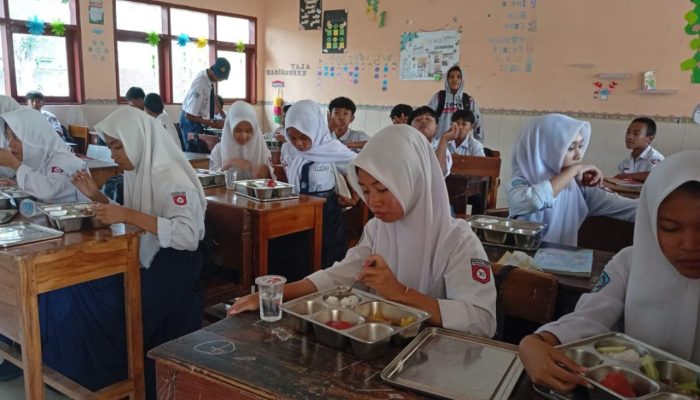 SMPN 1 Sukosari Terima Program Makan Bergizi Gratis dari SPPG Al-Amin, Wujud Nyata Dukungan untuk Generasi Sehat dan Cerdas