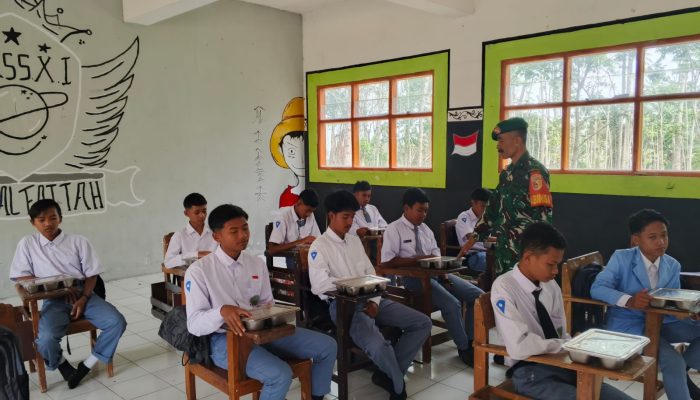 SPPG Al-Amin Desa Kerang Salurkan Program Makan Bergizi Gratis untuk Siswa SMA Islam Al Fattah Pecalongan Sukosari