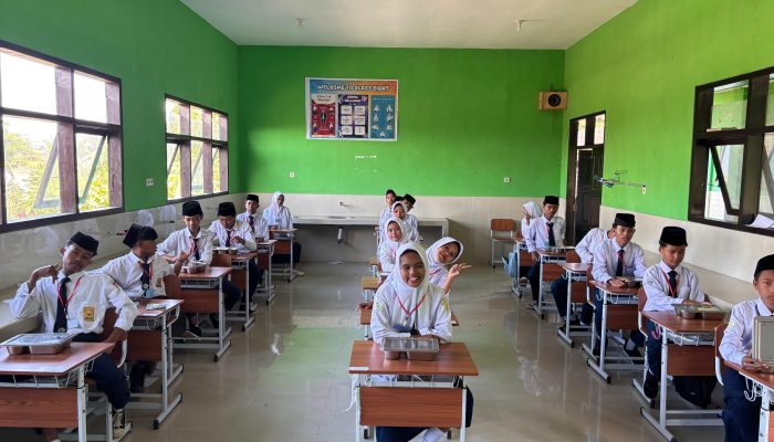 SPPG Al-Amin Hadirkan Asupan Bergizi, Senyum Pelajar SMP NU 10 Pecalongan Mengembang