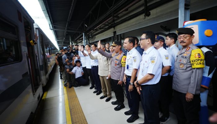Tinjau Pengamanan Nataru di Stasiun Pasar Senen, Kapolri Ingatkan Kesiapsiagaan Hadapi Potensi Bencana