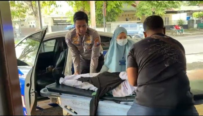 Aksi Humanis Kasat Lantas Polresta Banyuwangi Selamatkan Korban Laka Tunggal
