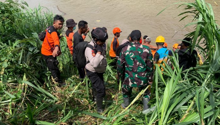 Personil Polres Bondowoso bersama Tim Gabungan Berhasil Temukan Korban Hanyut di Bendungan Sampean Baru Bondowoso