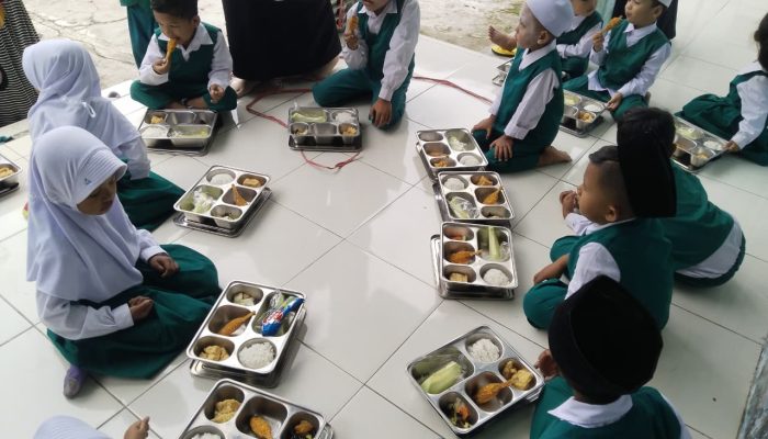 Keceriaan Siswa RA Mambaul Ulum Kerang Sukosari Nikmati Program Makan Bergizi Gratis dari SPPG Al-Amin