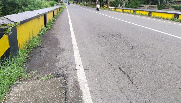 Retak Serius, Jembatan Silolembu Terancam — Warga Khawatir Bernasib Sama dengan Jembatan Sentong Kembang