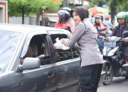 Polwan Polres Bondowoso Tebar 500 Takjil di Pasar Induk, Wujud Polri Presisi yang Humanis di Bulan Ramadhan