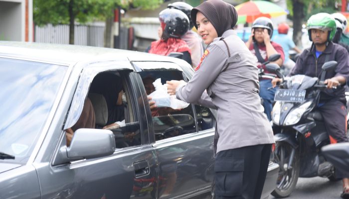 Polwan Polres Bondowoso Tebar 500 Takjil di Pasar Induk, Wujud Polri Presisi yang Humanis di Bulan Ramadhan