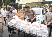 Tak Hanya Jaga Keamanan, Polres Bondowoso Tegaskan Kepedulian Lewat Aksi Berbagi Takjil