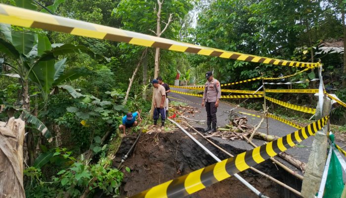 Pasang Police Line Polres Lumajang Tangani Longsor di Tempursari Kendaraan Berat Dilarang Melintas
