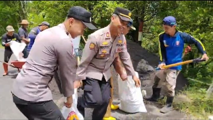 Cegah Longsor Susulan, Polres Lumajang Bersama Warga Perkuat Tebing dengan Ratusan Bronjong