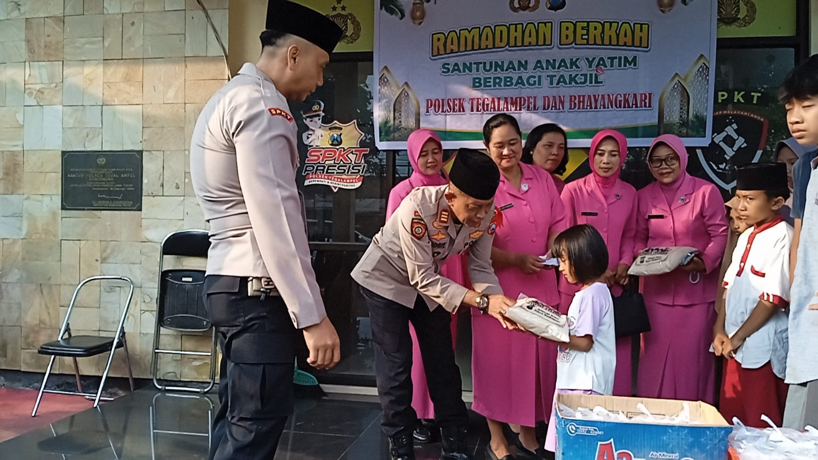 Polsek Tegalampel Berikan Zakat, Santunan dan Bingkisan Untuk Anak Yatim