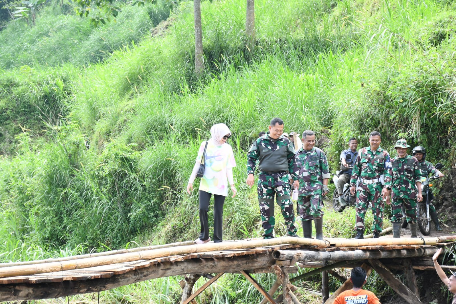 Dandim 0822 Terjun Langsung, Jadi Penggerak Pembangunan Jembatan Perintis Garuda