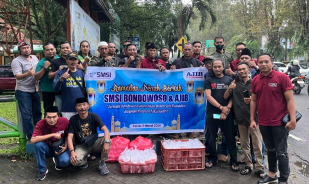 SMSI dan AJIB Bondowoso Tebar Ratusan Takjil, Insan Pers Hadir Berbagi di Bulan Ramadhan