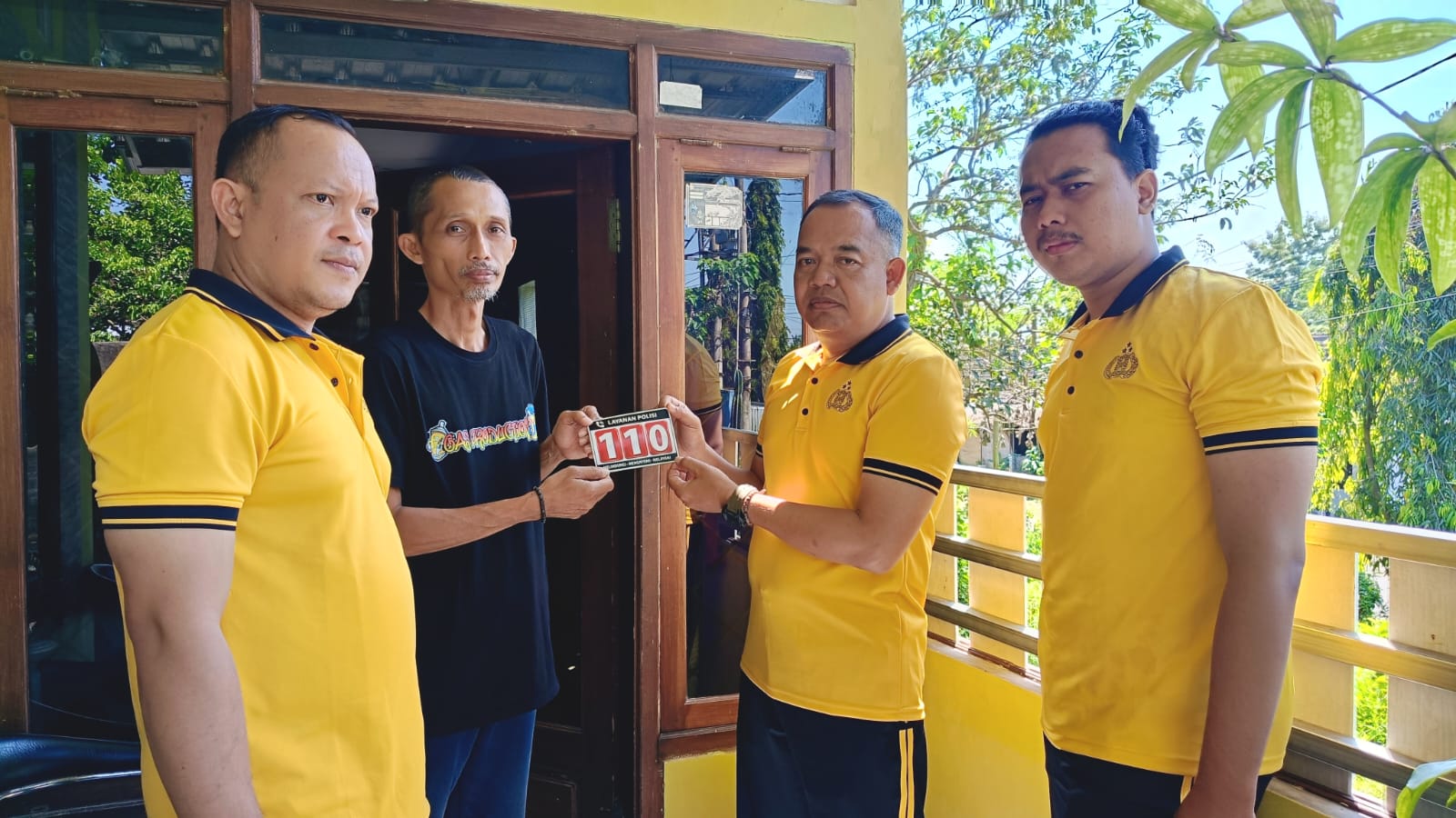 Jalan Kaki 25 Km, Kapolsek Curahdami Dekatkan Polri dan Sosialisasikan Layanan 110