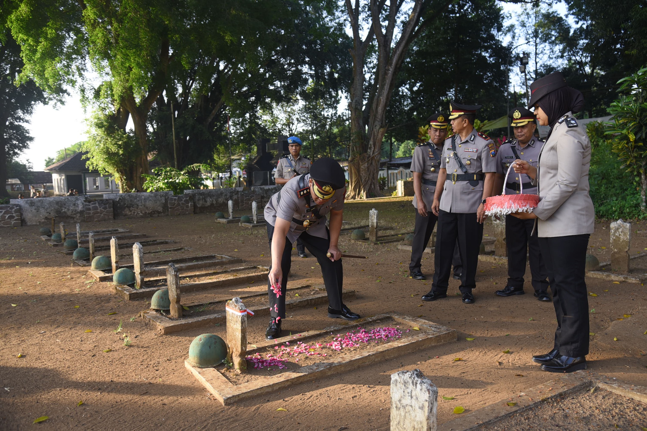 Tabur Bunga Penuh Makna, Polres Bondowoso Kenang Perjuangan Pahlawan dan Kapolri Keempat