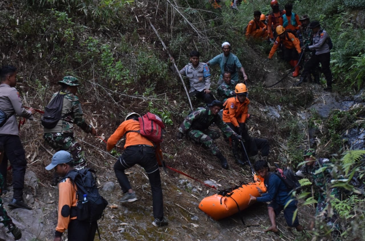Misi Kemanusiaan di Gunung Piramid Tuntas, Prajurit Kodim 0822 Bersama Tim Gabungan Berhasil Evakuasi Dua Jenazah
