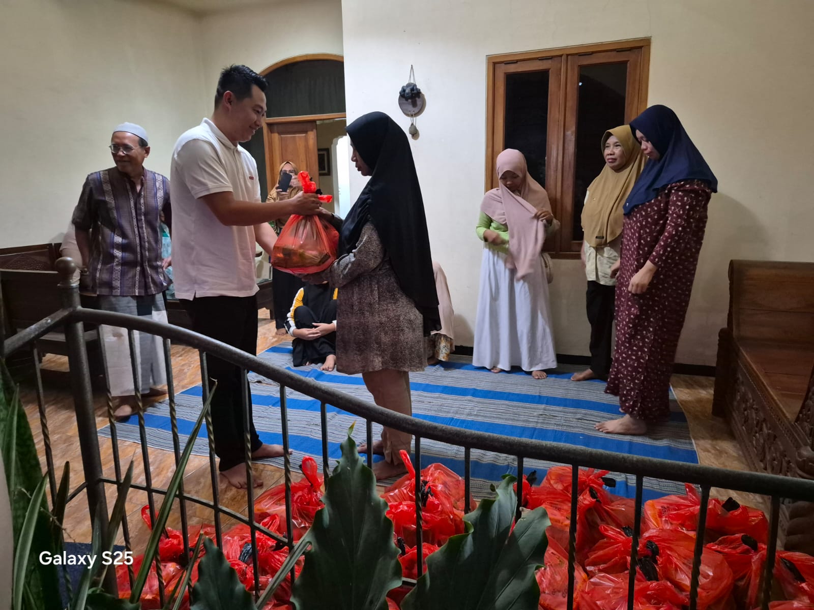 Pererat Silaturahmi dengan Warga, Happy Karaoke Keluarga Gelar Aksi Sosial di Dabasah