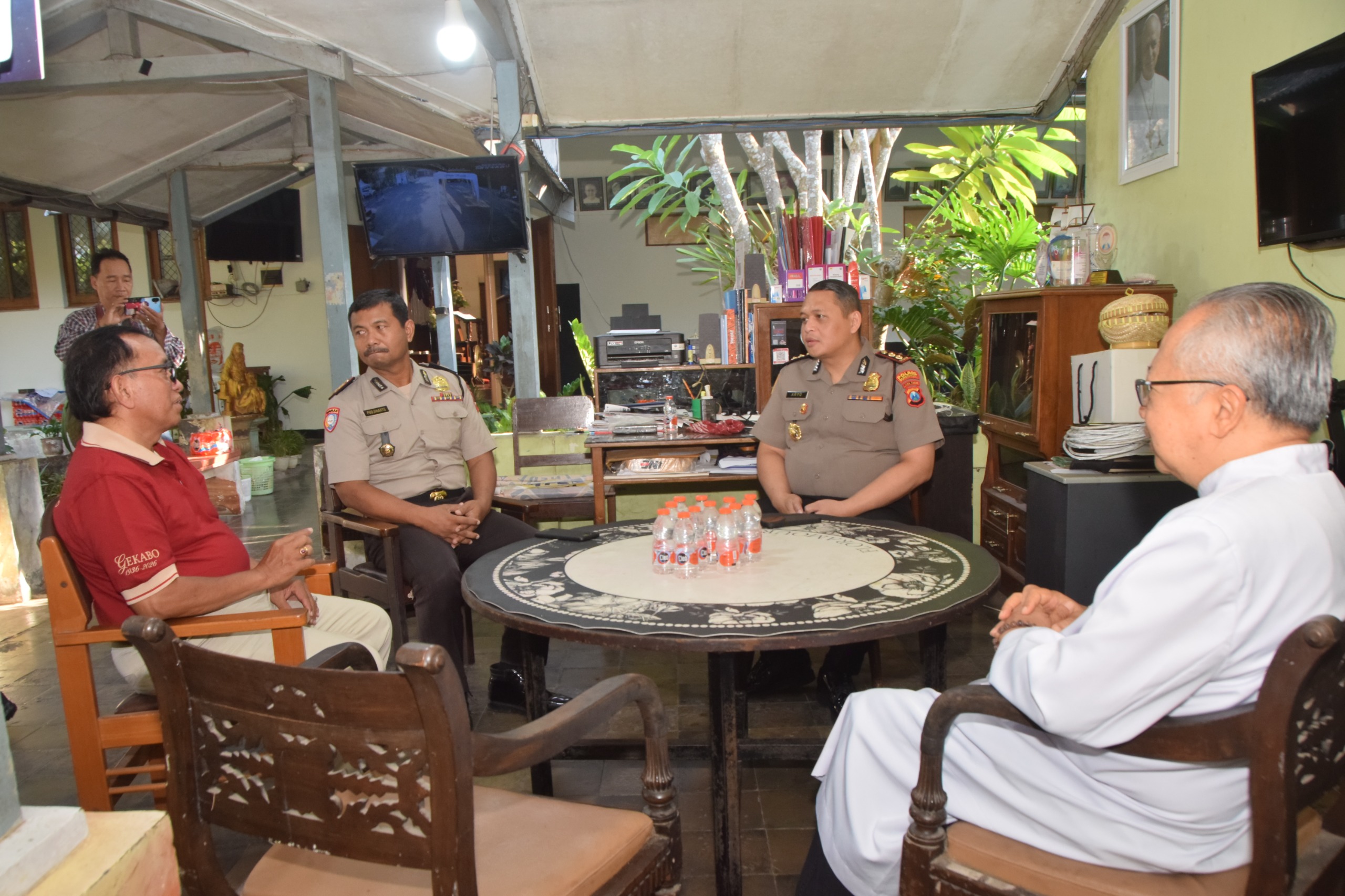 Perkuat Toleransi dan Kondusifitas, Kapolres Bondowoso Tinjau Pengamanan ‘Minggu Kasih’ di Gereja St. Yohanes Penginjil
