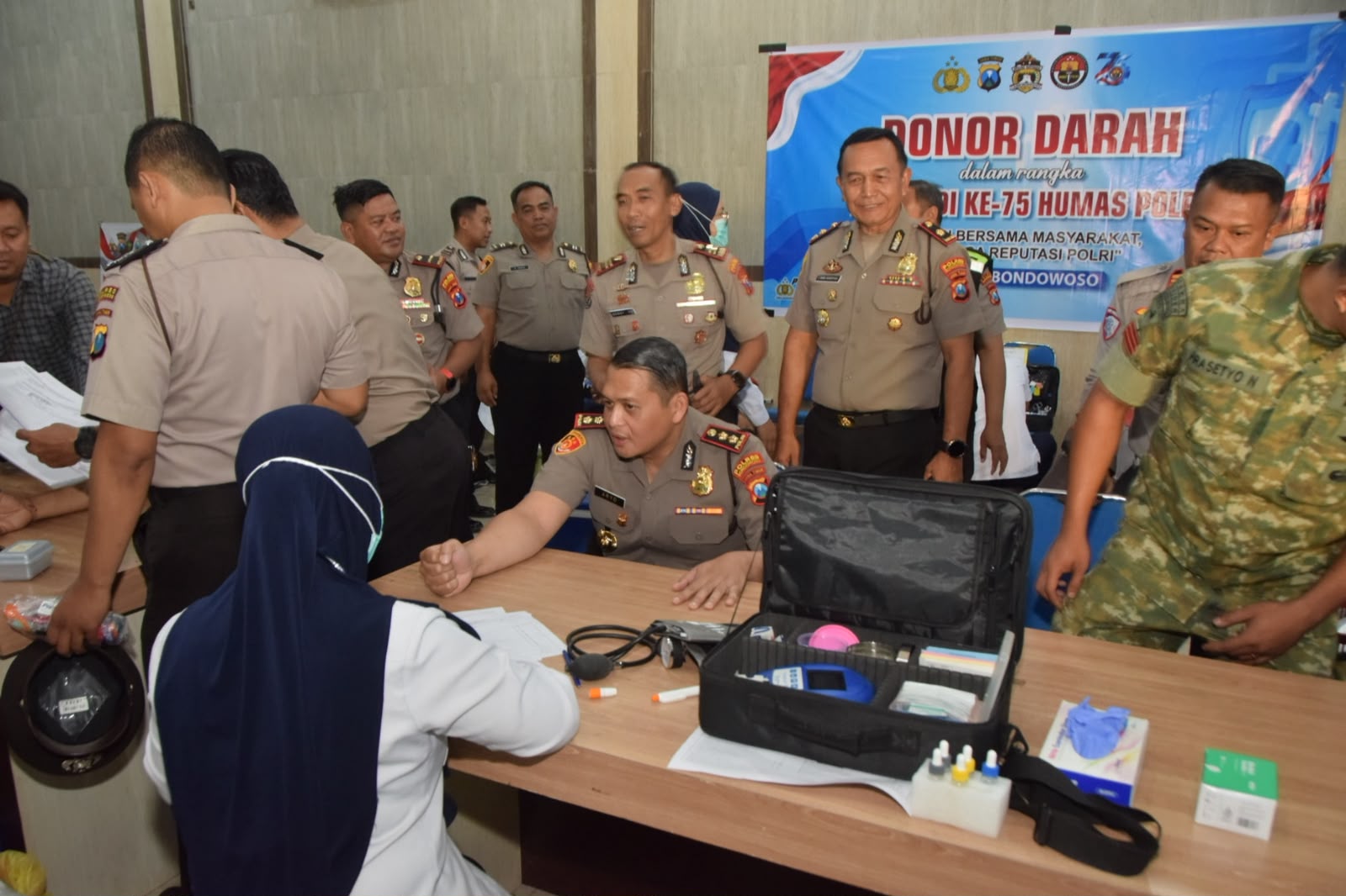 Polres Bondowoso Gelar Aksi Sosial Donor Darah Peringati HUT Humas Polri ke-75: Sinergi TNI-Polri dan Awak Media Jaga Kemanusiaan